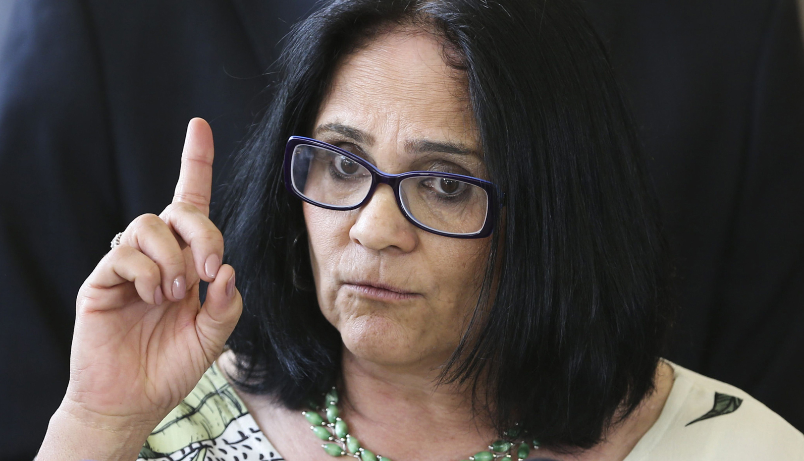 Portaria cria grupo de trabalho para revisar PNDH com 14 pessoas, todas da pasta liderada pela Ministra Damares Alves.