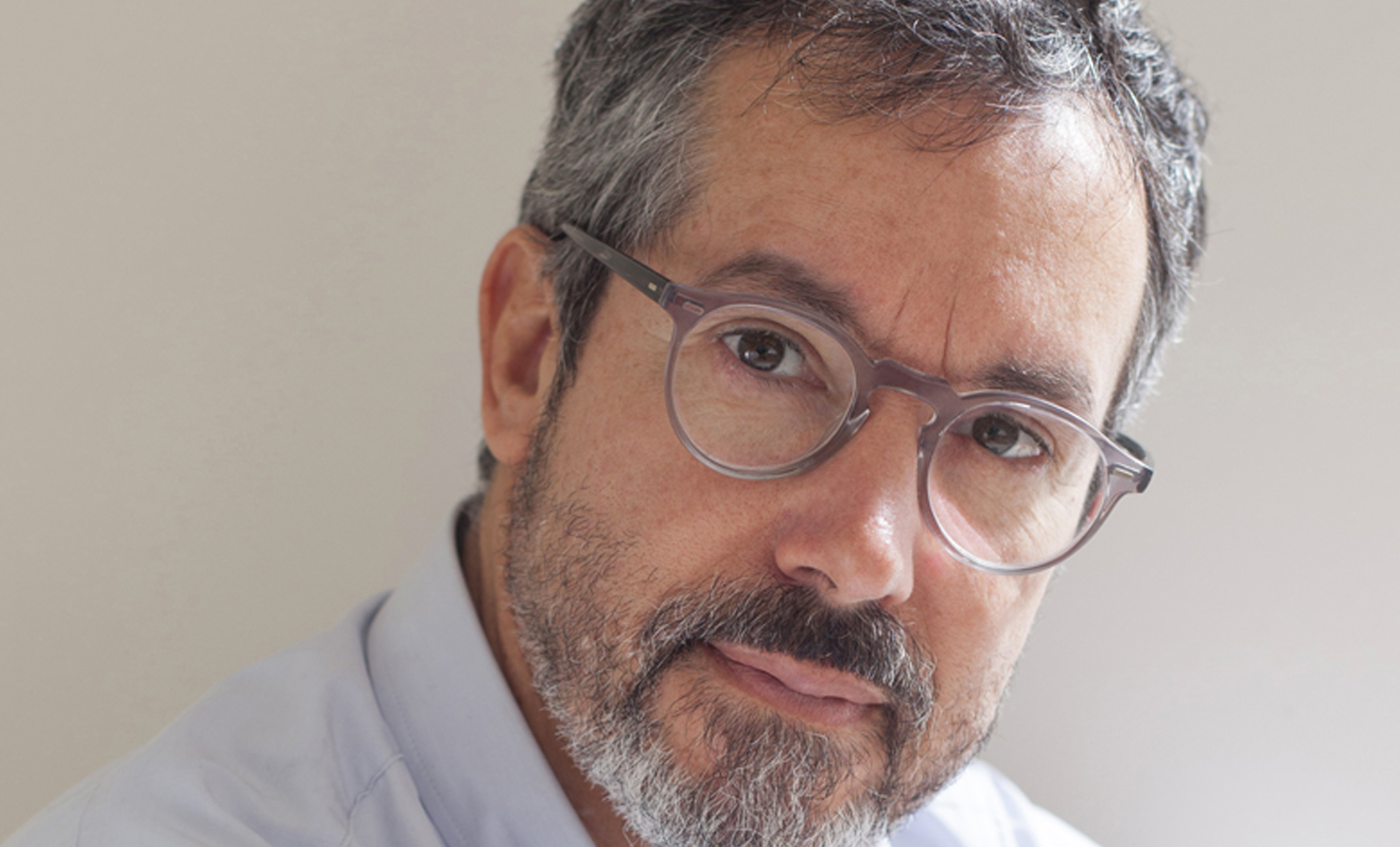 Bernardo de Carvalho aborda a disposição das pessoas no Brasil ficarem imunes à realidade e não ao vírus