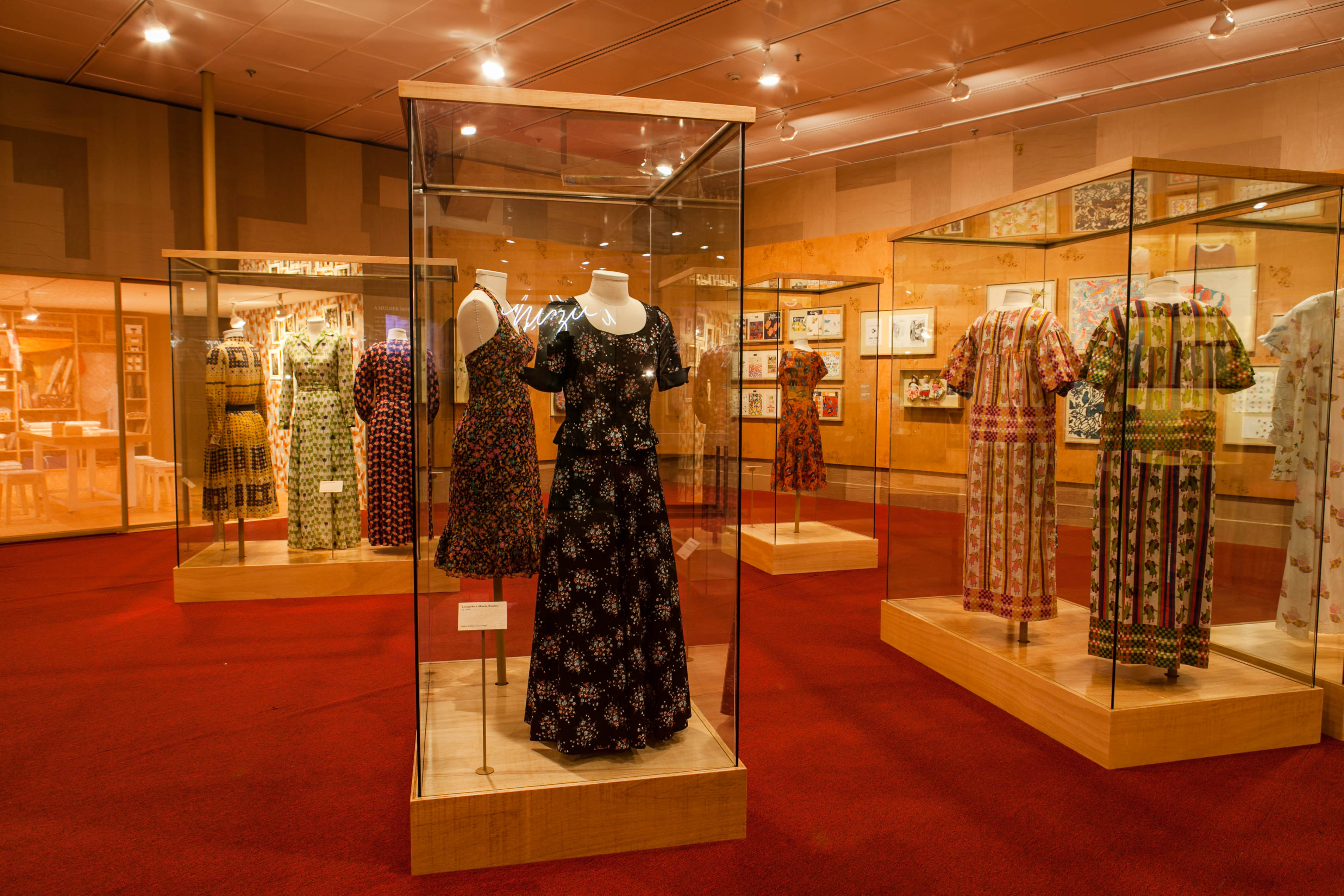 A moda criada por Zuzu Angel também foi considerada revolucionária para o período e tinha a marca da brasilidade