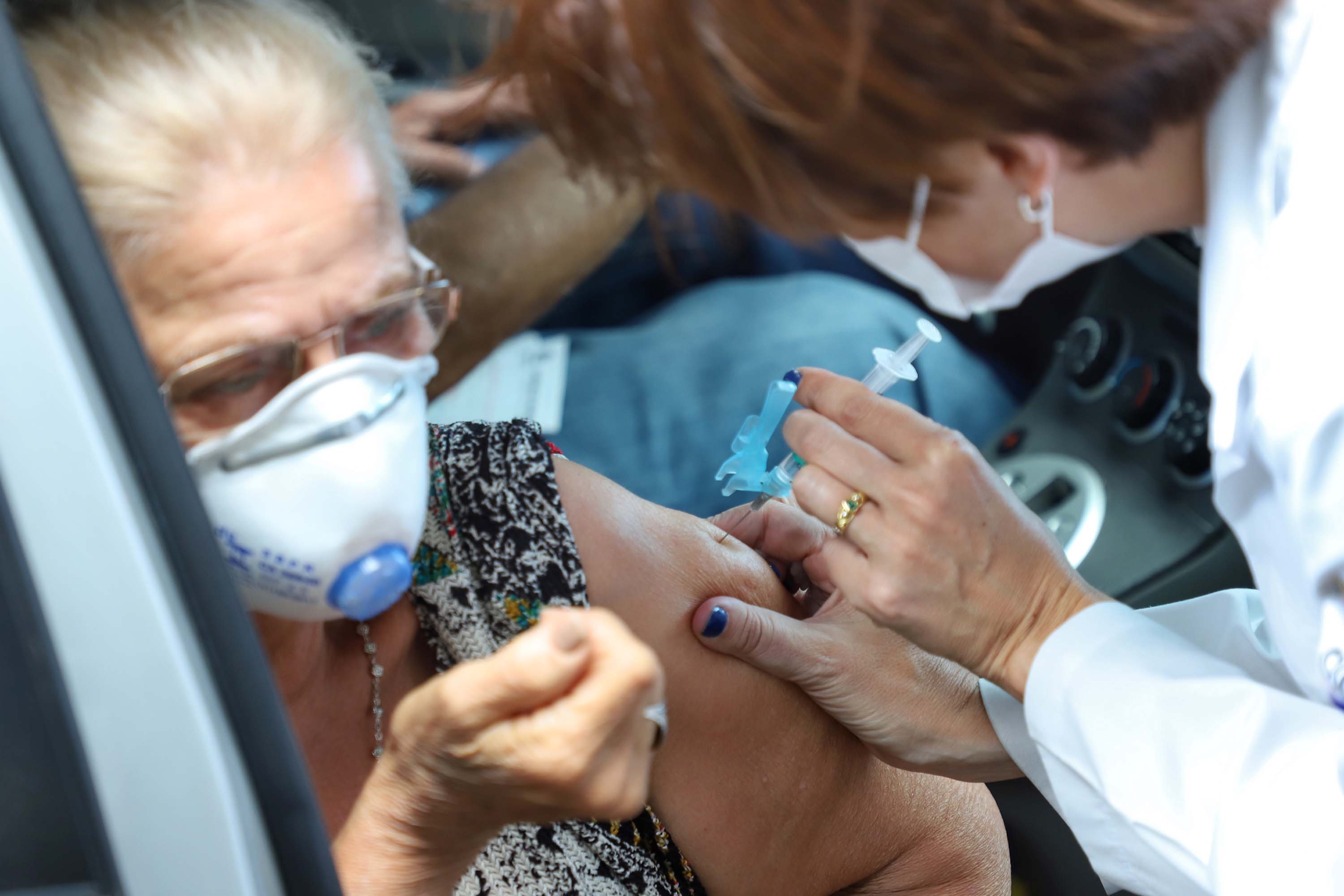 A Secretaria de Estado da Saúde divulgou nesta segunda-feira (26) mais 20.001 casos confirmados e 194 mortes pela Covid-19 no Paraná.