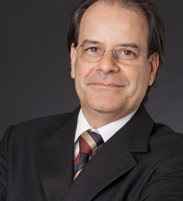 O advogado Manoel Eduardo Alves Camargo e Gomes foi o primeiro ouvidor público no Brasil