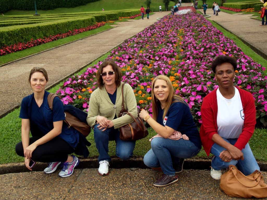 Professoras Karina, Rosângela, Ivete e Lúcia durante atividade de campo com alunos