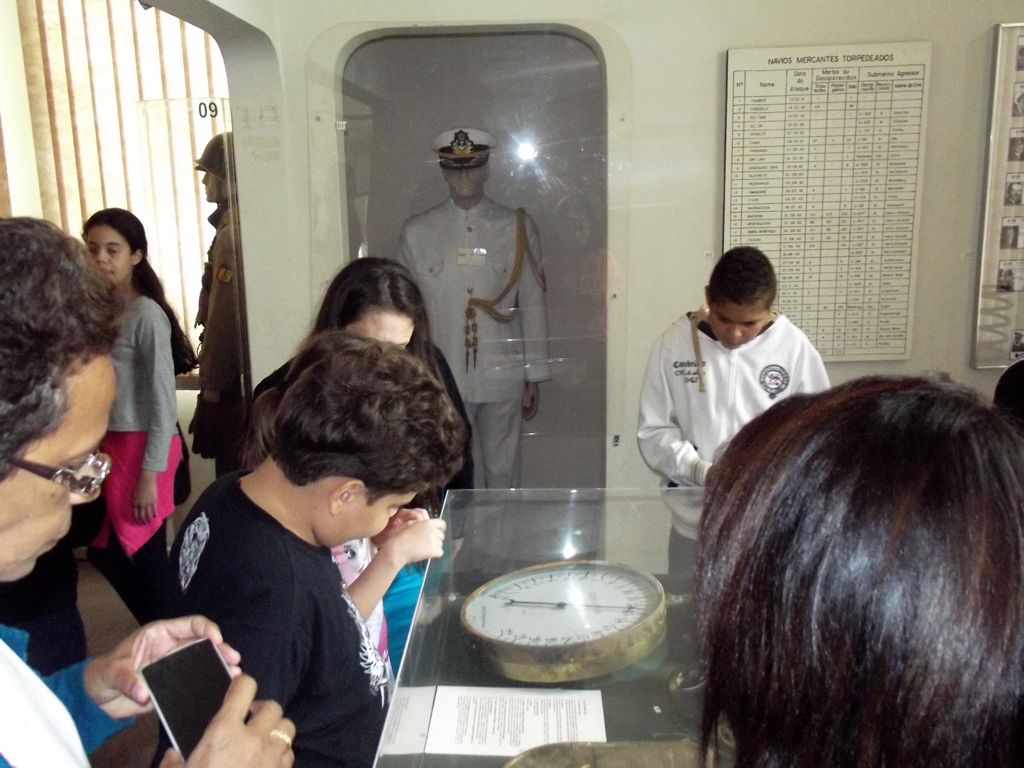 No Museu do Expedicionário, em Curitiba: alunos do 5º ano do Ensino Fundamental da E.M. Francisco Pereira de Almeida Junior, de Londrina