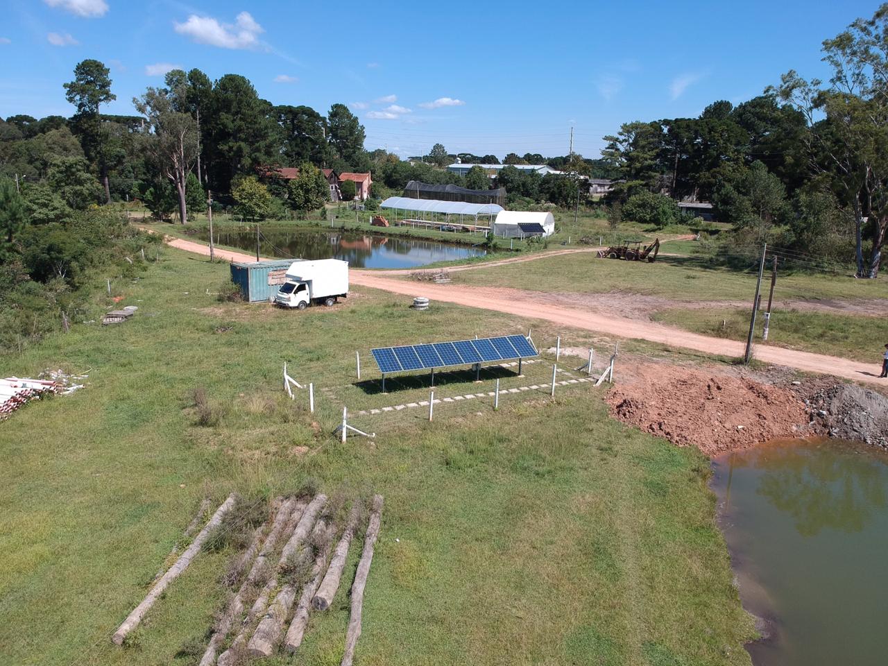 Propriedade em Pinhais conta com 13 painéis fotovoltaicos que produzem energia solar