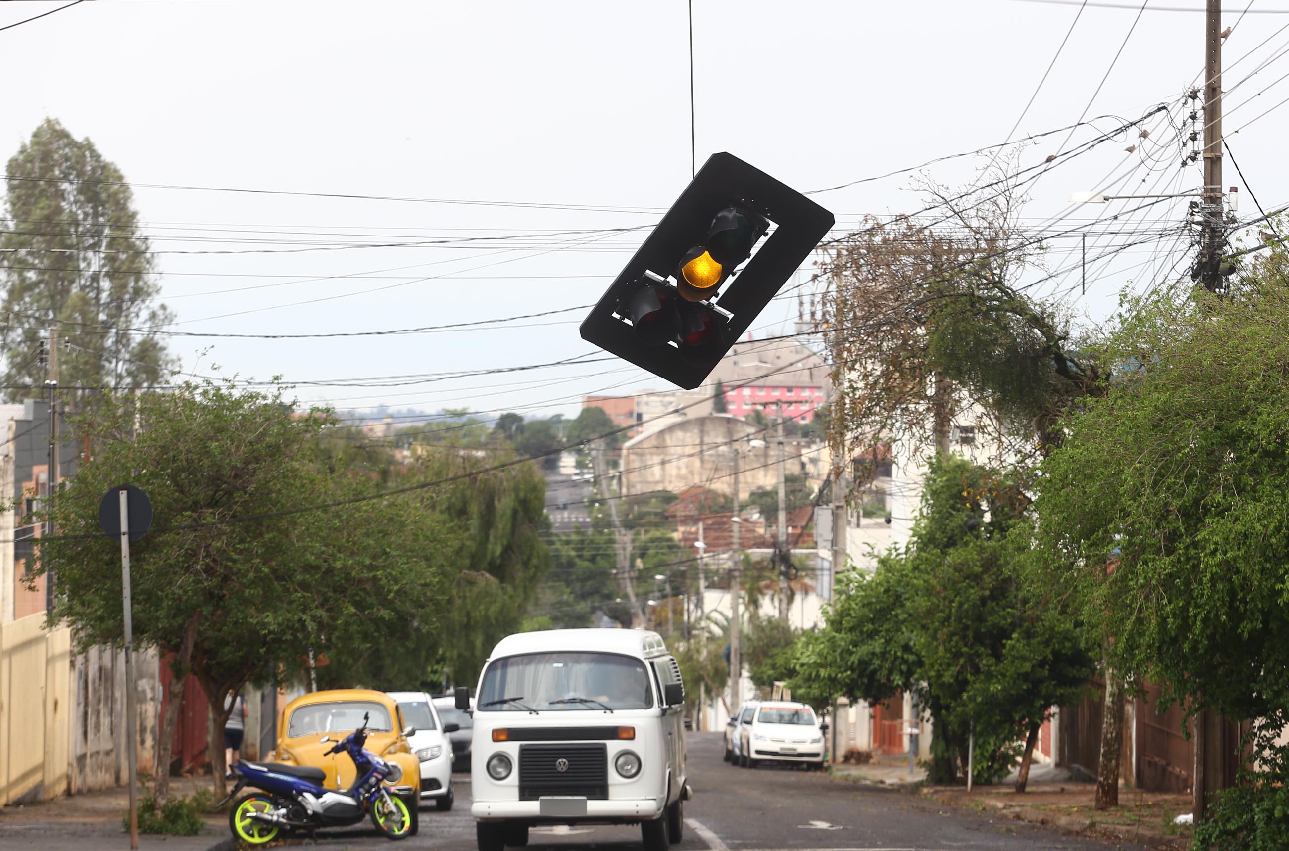 Também na rua Amapá, semáforo foi danificado pelo vento