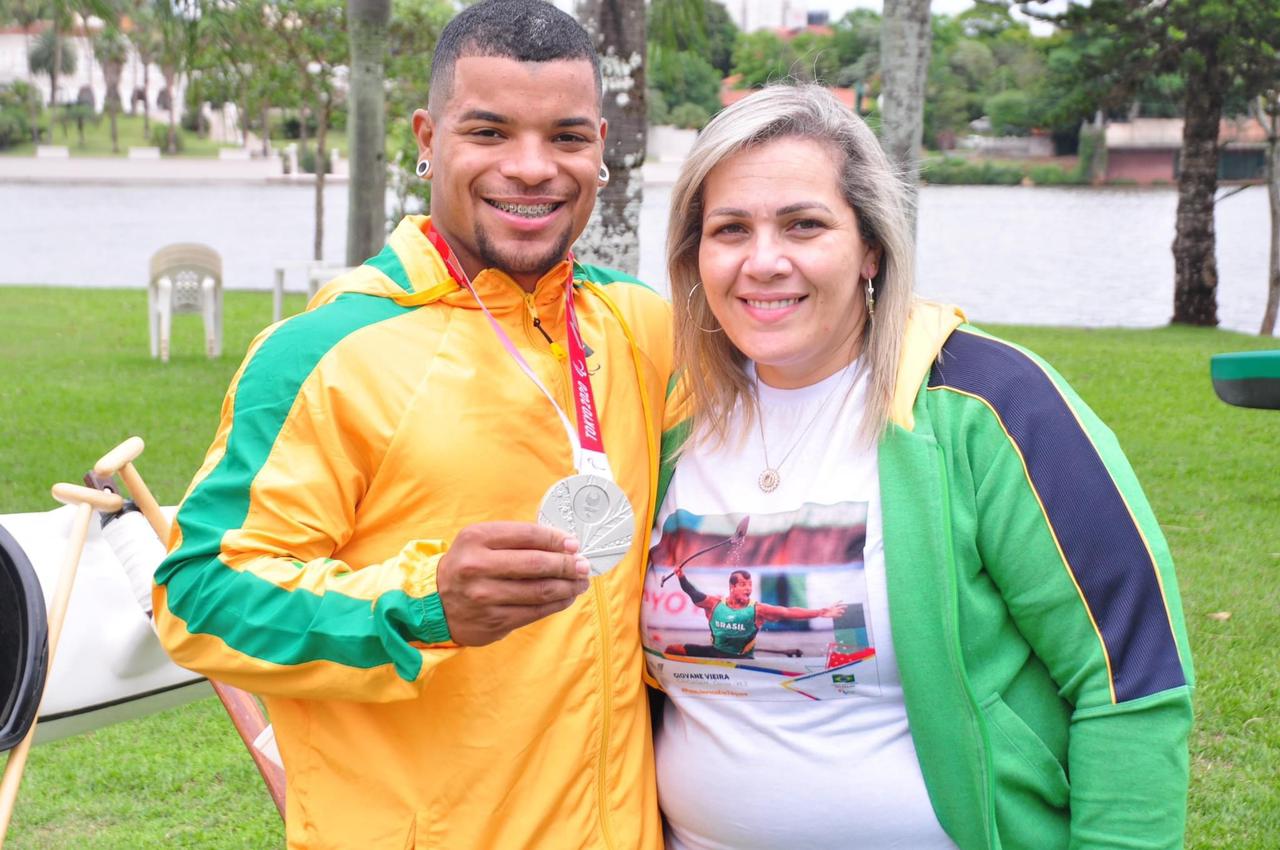 Jane Piedade Loghini e Giovani Viera: filho da professora foi também seu aluno e hoje é um atleta reconhecido