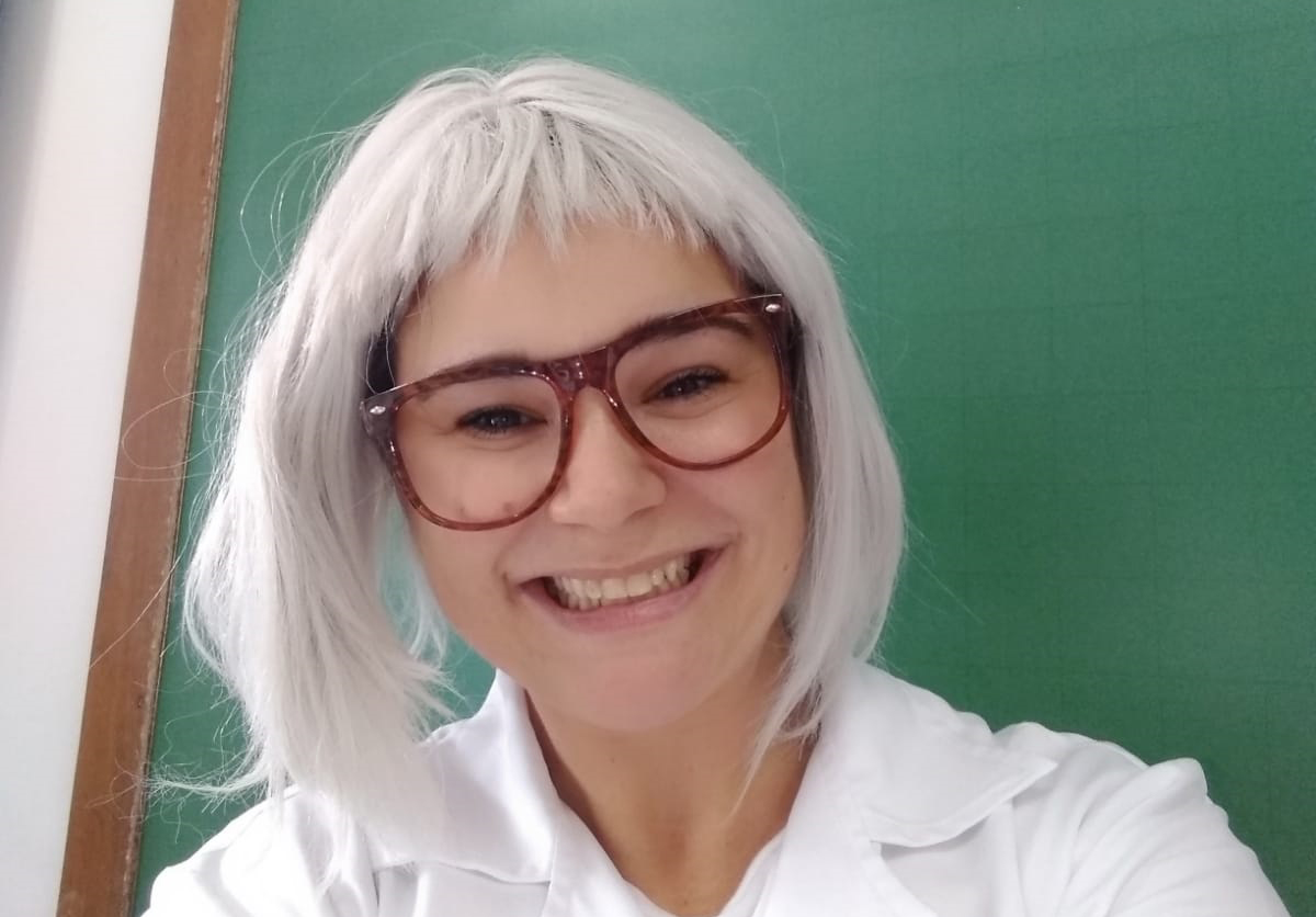 A professora Vania Rigoti Almeida criou a personagem Dra. Operações para as aulas de Matemática: criatividade para ensinar