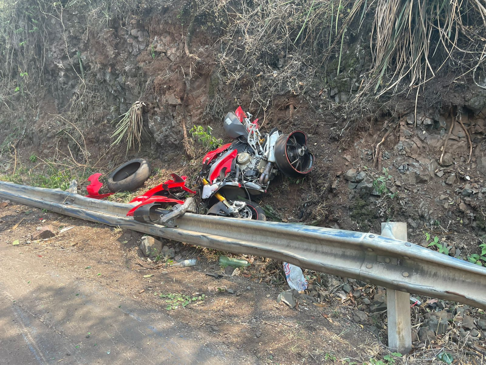 O advogado e pastor evangélico Gilberto Vilas Boas, 37, morreu em um acidente no início da tarde deste domingo (26), na PR-487, no trecho entre Iretama e Luiziana