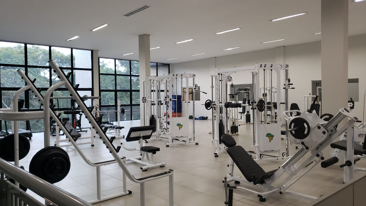 O novo Centro de Treinamento da Secretaria de Esportes conta com uma academia exclusiva para os atletas (crianças e adolescentes) que participam de programas esportivos e das escolinhas do município.