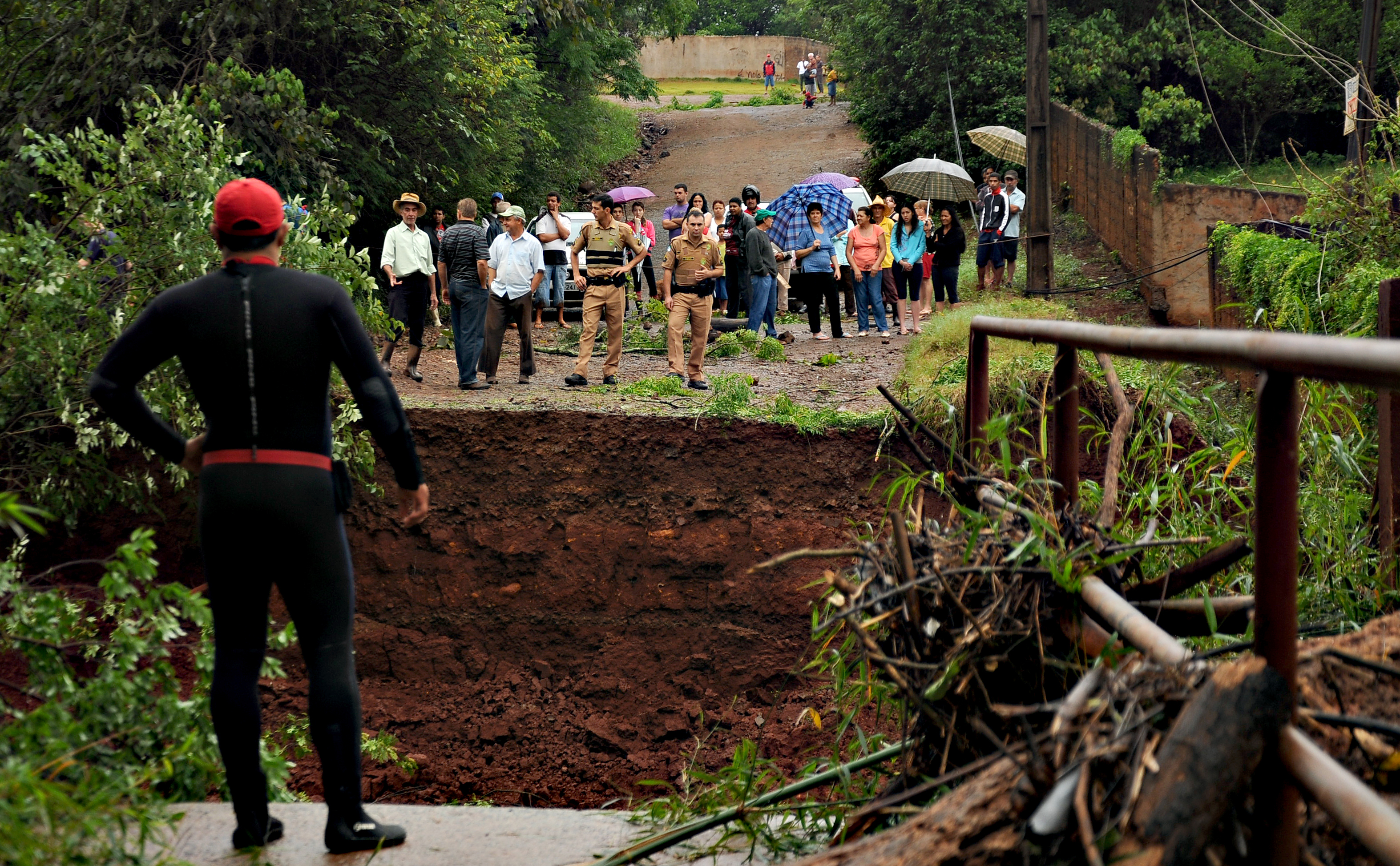Ponte sobre o ribeirão Lindoia, na zona leste, foi destruída pela chuva