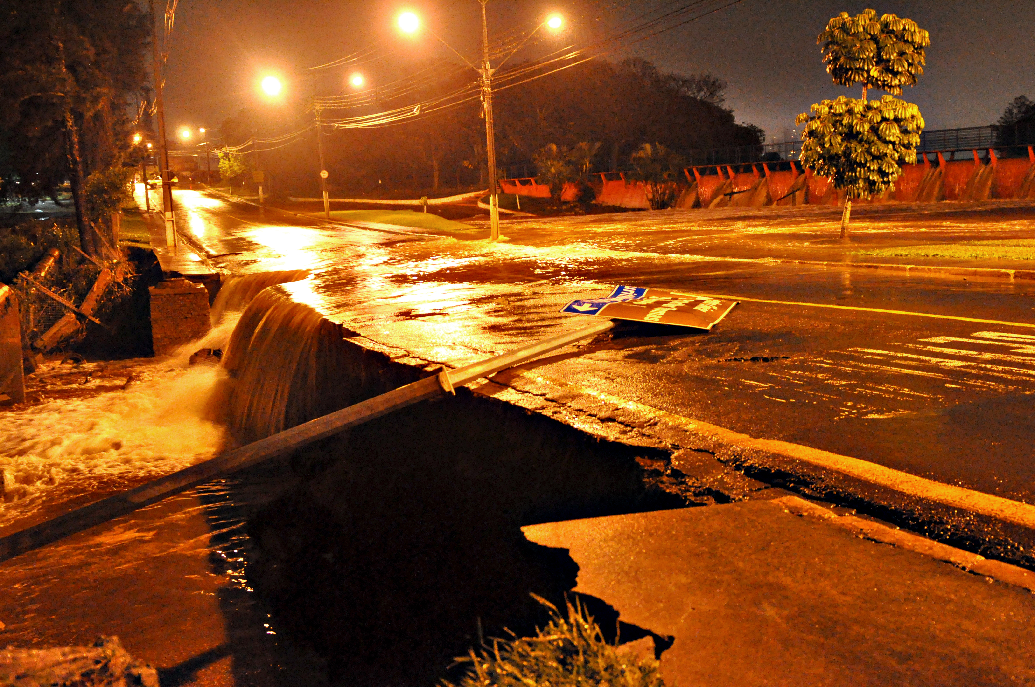 Temporal destruiu asfalto na rua
Almeida Garret, na barragem do Igapó