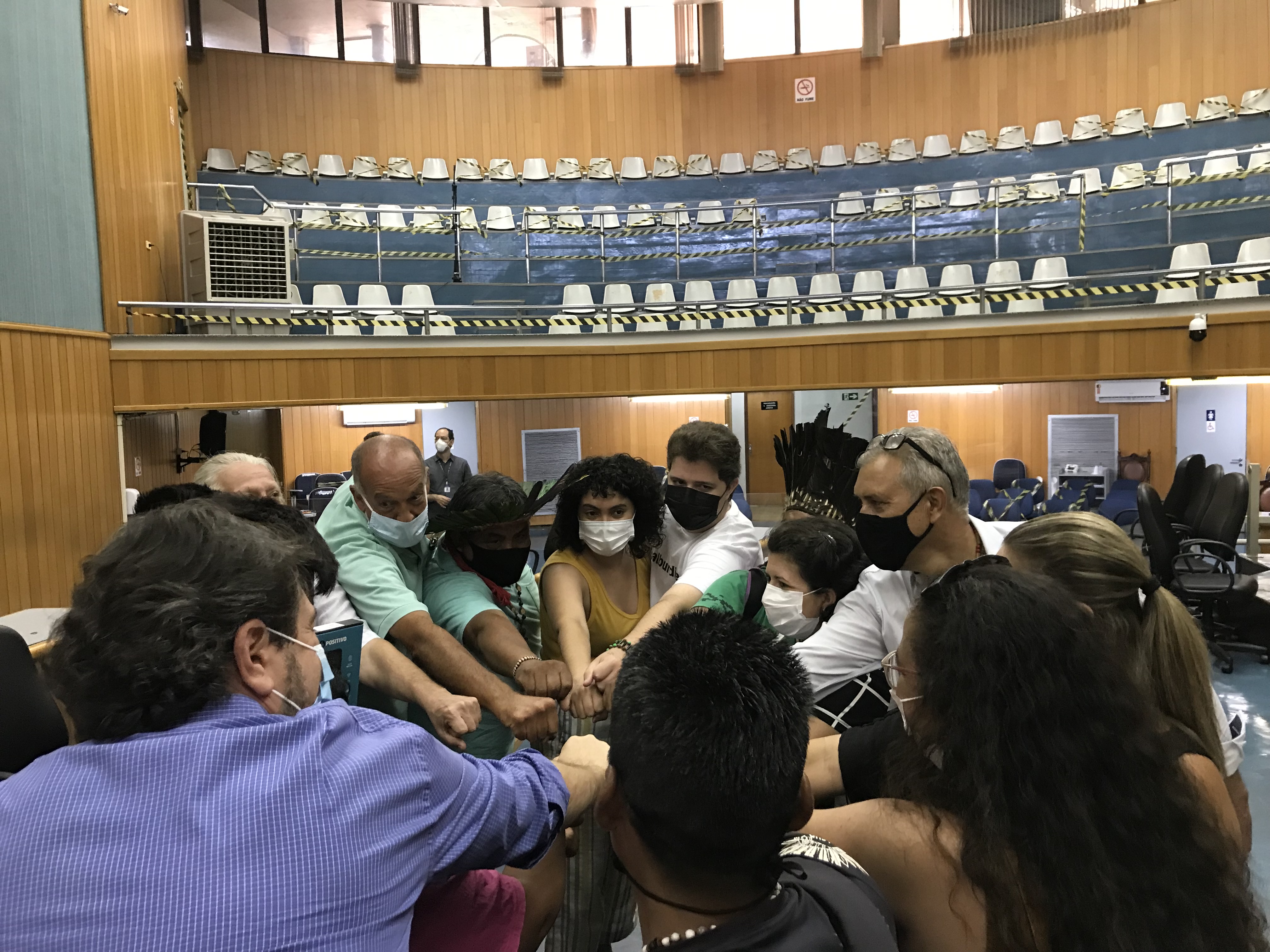 Solenidade de entrega de tablets na Câmara Municipal reuniu os indígenas, o secretário da Cultura Bernardo Pellegrini, Auber Silva, a vereadora Lu Oliveira (PL) e o empresário Fernando Moraes que doou os equipamentos