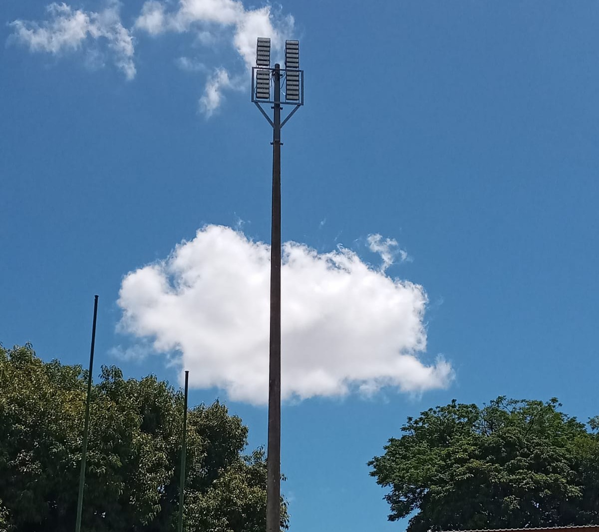 Jogo de futebol americano com poste ao fundo